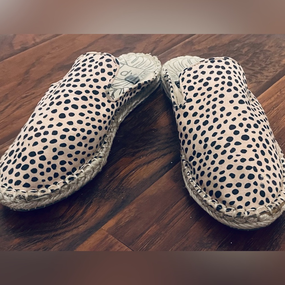 DV Leapord Mules. Super cute slip on mule.